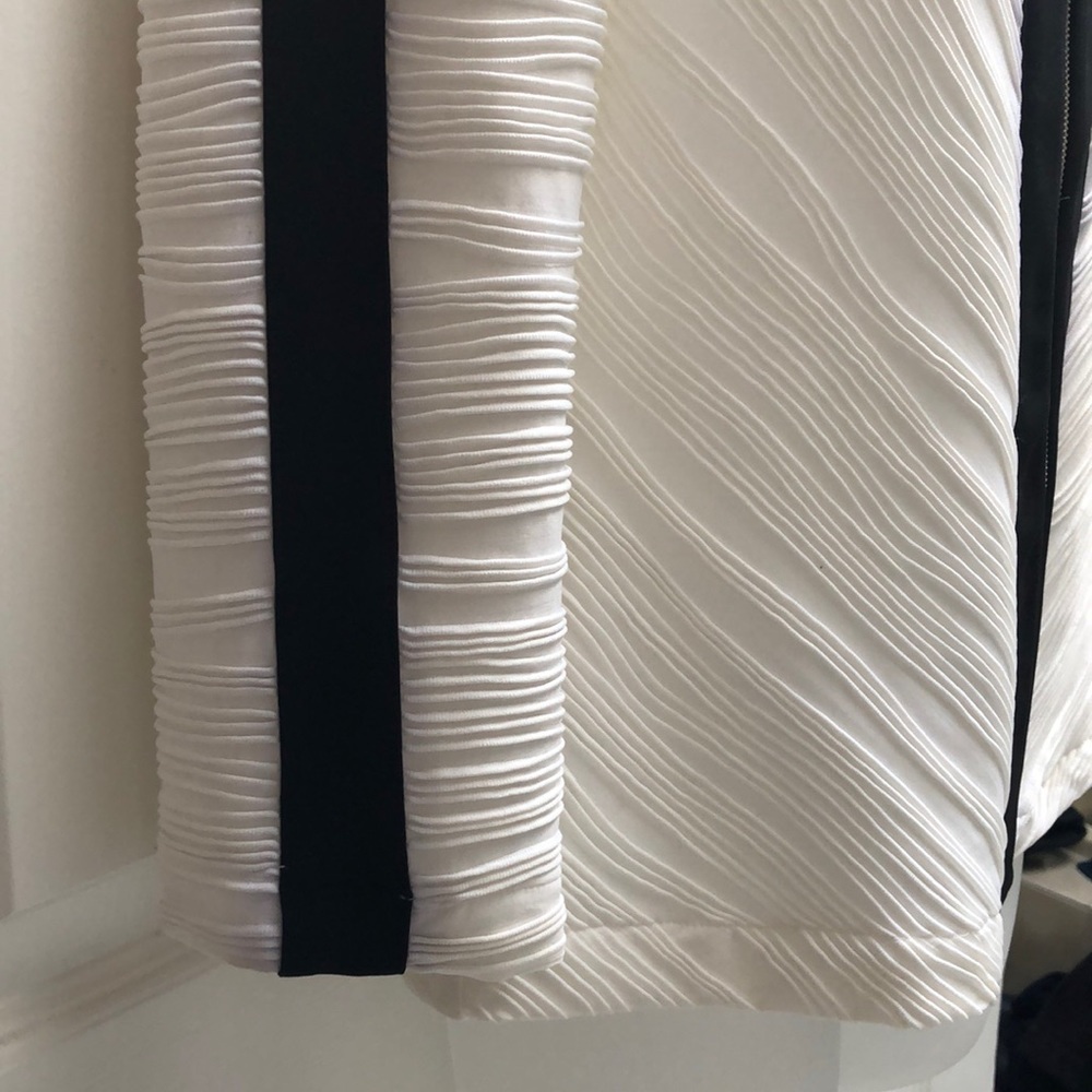 Black/White Blouse - Picture 4 of 5